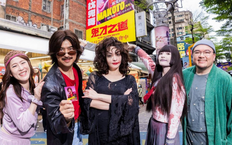 陳柏霖忍38度高溫穿皮衣　現身西門街頭簽新人