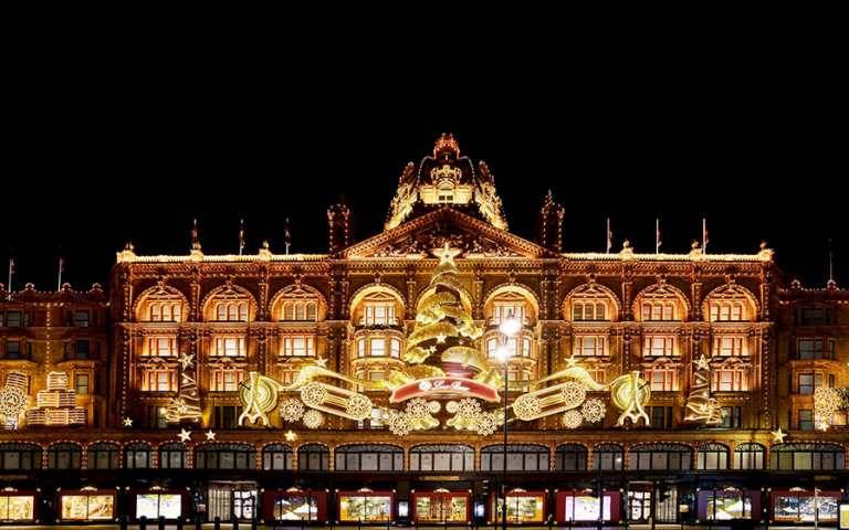 聖誕節必去景點！英國倫敦Harrods百貨聯手義大利精品品牌Loro Piana為聖誕、跨年打造一系列繽紛裝置藝術，點亮整個百貨！