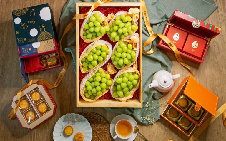 搶攻中秋市場　大型超市推一站式選購　進口水果、名店月餅最搶手