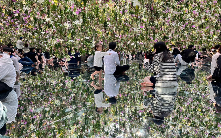 東京文青景點散策2／攻略teamLab Planets TOKYO沉浸式展覽　赤腳體驗絕美光影魔法