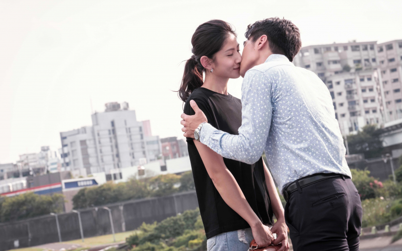 不自主擁吻！　是元介、李千那不照腳本加戲拍