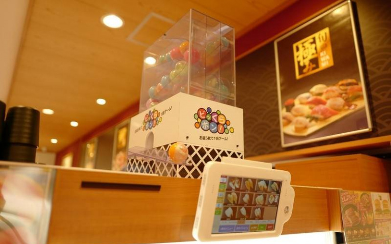 保證中獎機率提高！日本藏壽司全面推出扭蛋「課金保底」機制