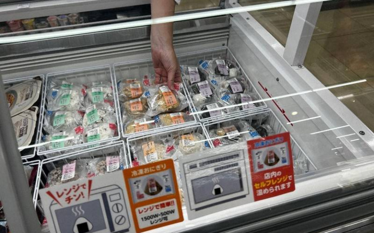 解決物流人力不足與食物浪費！日本 LAWSON 試賣冷凍飯糰