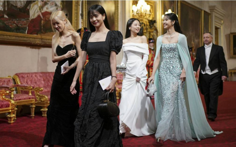 BLACKPINK合體成嬌點　英王室晚宴接待「查爾斯台上唱名表揚」