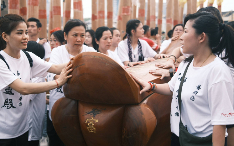 驚見馬六甲「拜棺材求財」　《寶島神很大》揭南洋不思議信仰