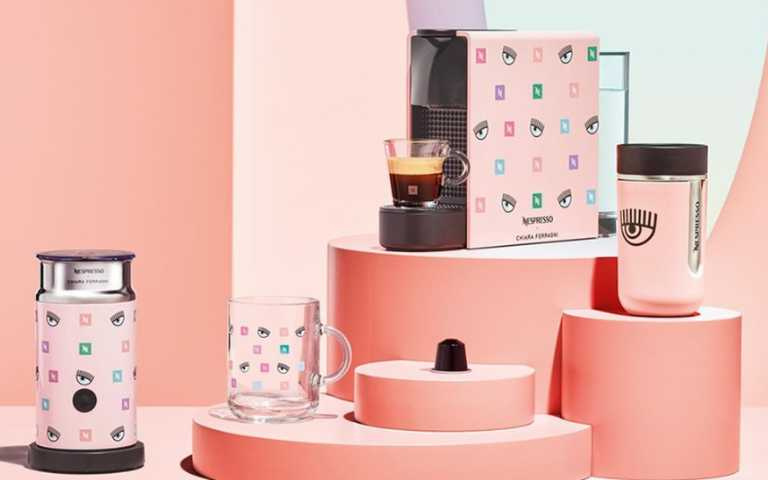 史上最俏皮咖啡機!Nespresso x Chiara Ferragni推出「粉色眨眼咖啡機」,繽紛設計絕對要整組帶回家!