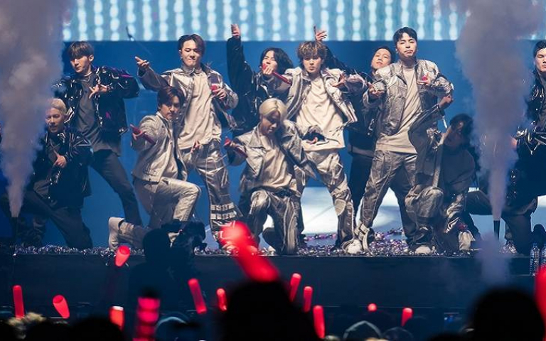 iKON小巨蛋開唱音樂突停止 邀粉絲合唱〈LOVE SCENARIO〉成功救場