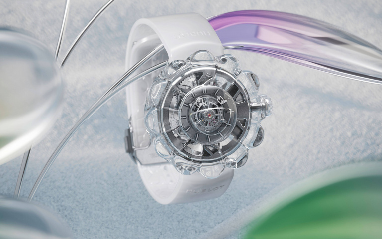 藍寶石打造全透明效果，宇舶錶攜手村上隆推出新腕錶，標誌小花圖案不再鮮豔