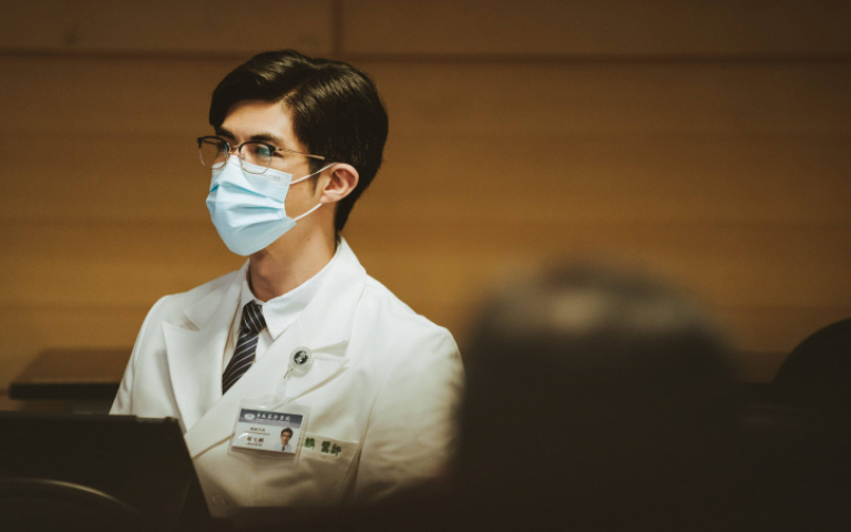 梁正群拚命跟死神搶病人　常被誤認「真醫師」笑稱專業戶