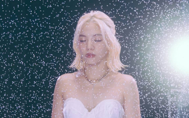 洪佩瑜合作吳青峰超興奮　嗨喊：潛水粉絲探出頭