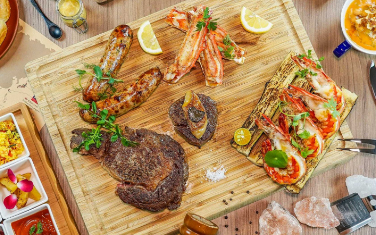 西餐廳推直火烙烤料理　炭香牛排、煙燻風味大蝦香氣太逼人
