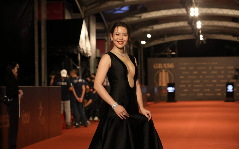 金鐘56/劉品言禮服「挖出深U形」 火辣美胸驚豔全場