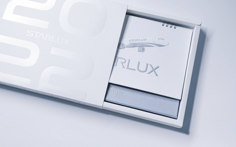 2022星宇航空桌曆開賣　純白極簡致敬塔台用語