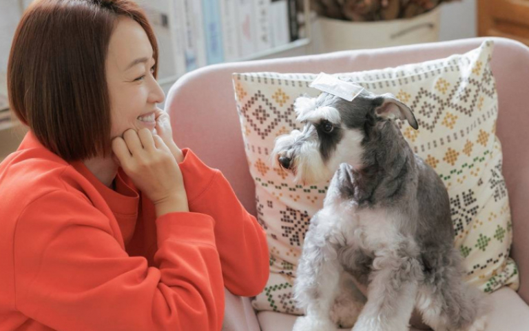 潘慧如自創品牌帶愛犬合拍宣傳照 零食誘導成功一小時就搞定