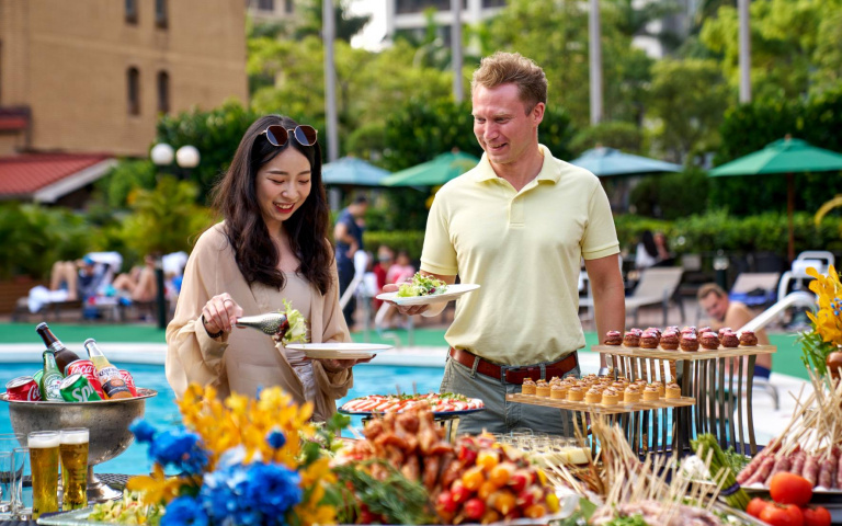 夏日烤肉趴百元有找！肉串、燒烤海鮮等多種美食，入住飯店享85折優惠！
