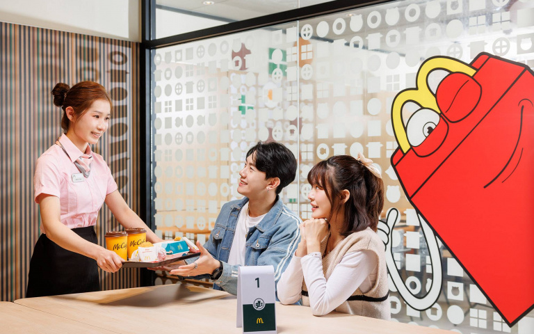 「麥當勞」食材風2.0店型登場！全新配置櫃檯、兩部車還可同時點餐！