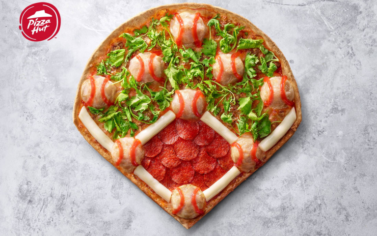 必勝客推「棒球場」比薩！Q彈台式肉圓搭配人氣美式臘腸，鹹、辣、甜一次滿足！