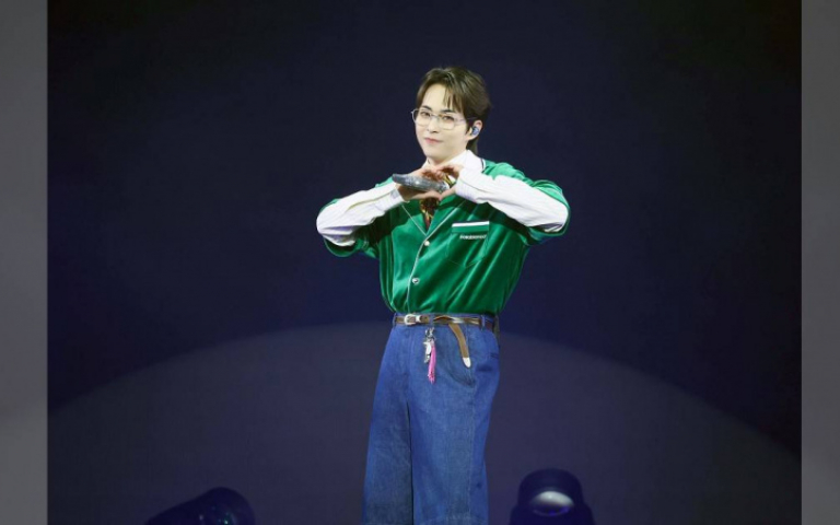 XIUMIN換上制服化身穿越時空高中生　深情告白「EXO-L我喜歡你」