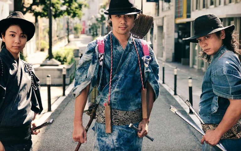 你見過「浪人劍客」收垃圾的嗎?還真的有點功夫耶~