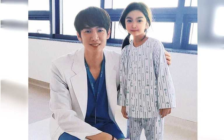 興趣富翁超有才　柳演錫扮小兒科醫師不喊累
