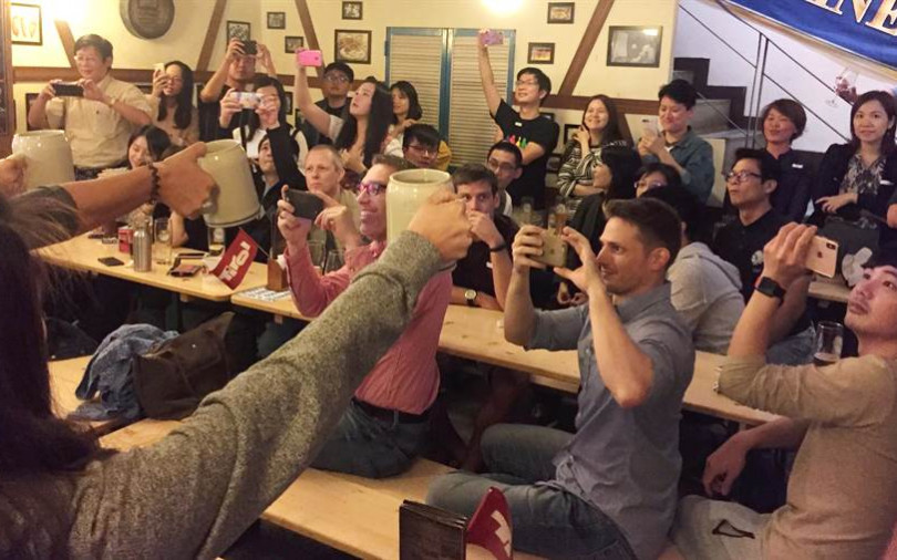 【吃新鮮】爽！10月啤酒節比賽「舉杯」免費喝生啤！ 大啖南德名菜  每月固定老外聚會塞滿店