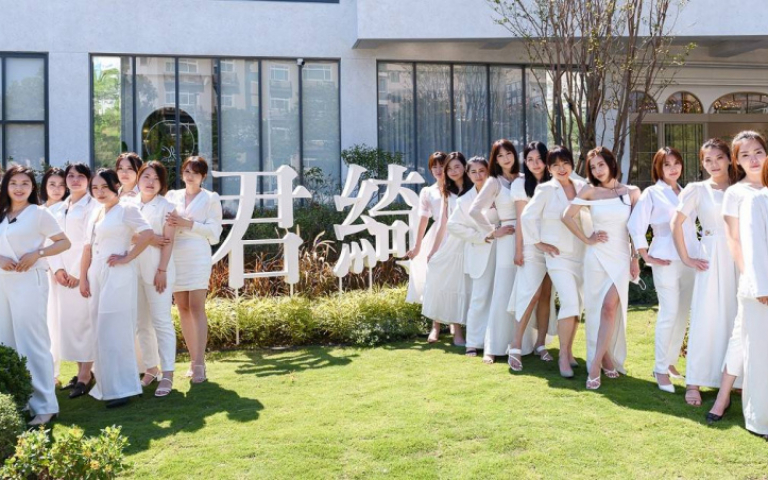 君綺醫美竹北館開幕，鳳小岳與VIP貴賓互動，現場引發尖叫騷動！