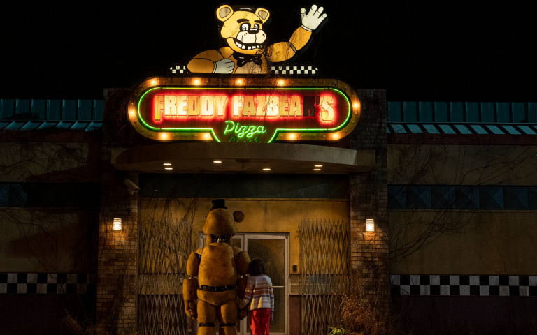 電玩遊戲變恐部片？《佛萊迪餐館之五夜驚魂》駭人機械玩偶準備大開殺戒！