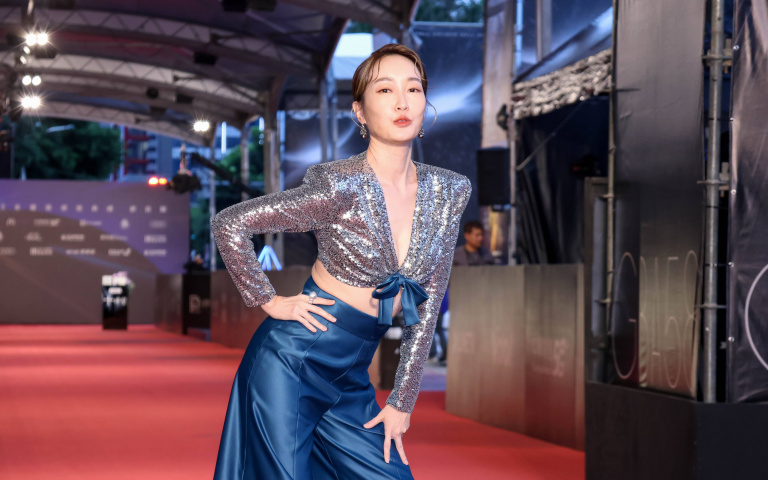 金鐘58／巴鈺紅毯中空亮相　主持戰袍深V辣翻