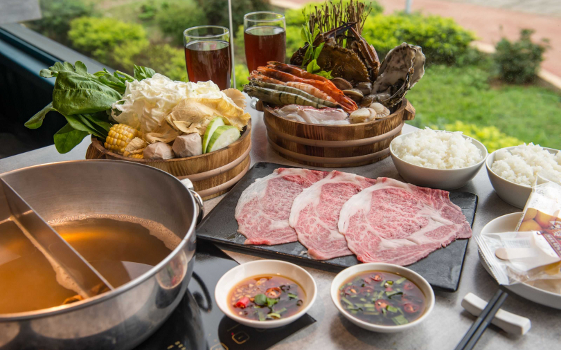 火鍋店也走精品路線？　獨創法式雞湯、巴西蘑菇昆布雙湯底　搭配海陸食材很澎湃