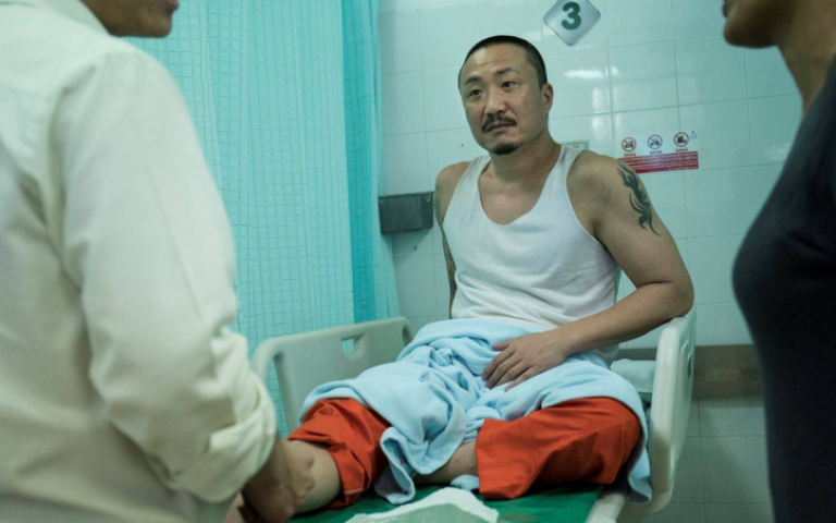 鄭中基骨裂坐輪椅　「收工時竟被遺忘」被留二樓全閃光