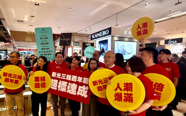 吳昕昌喊「業績長紅」！新光三越週年慶六店開跑！首日拚15.5億，寶可夢好禮4小時換破千份