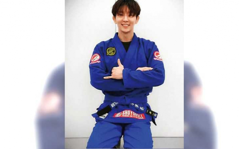 李準基著迷巴西柔術 升級藍帶好得意