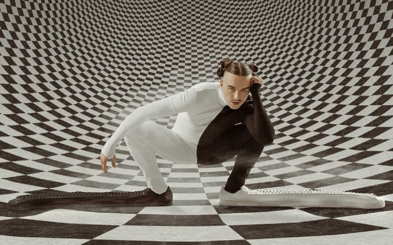 Tommy Cash x 愛迪達超現實聯名!Superstar經典鞋款變身「史上最長球鞋」!