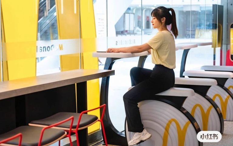 邊吃邊運動還能幫手機充電?中國麥當勞推出「充電健身車」