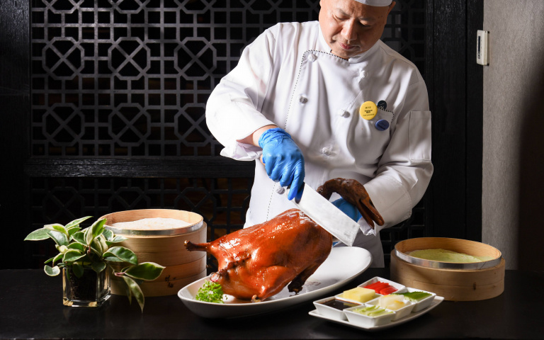 四人同行一人免費!知名飯店歡慶父親節,烤鴨四吃、手工港點吃得超滿足!