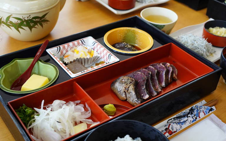 慢遊四國高知4／靈魂美食首推鰹魚半敲燒　走一趟高知人的廚房、香甜草莓吃到飽