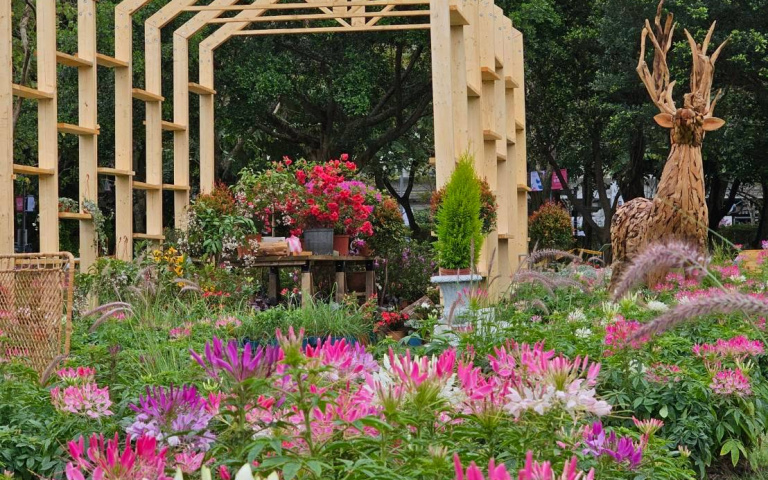 21萬株杜鵑花花打造春天幸福感　絕美小木屋加繡球花成最仙網紅景點