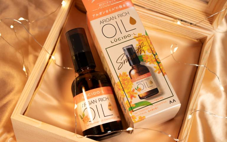 擺脫梅雨季毛躁亂髮！美髮品牌推金木樨香氣護髮精華油，讓你隨時維持柔順光！