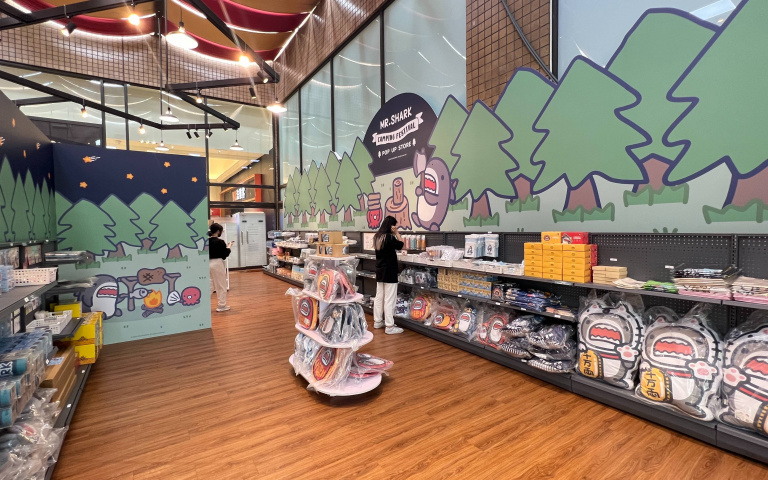 「鯊魚先生 CAMPING FESTIVAL」快閃店！超萌周邊，四大打卡點露營感十足！