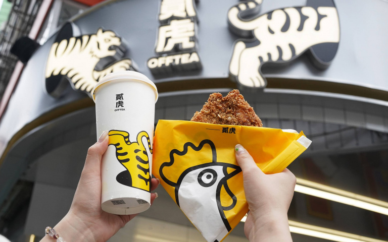 超潮手搖飲尬雞排最對味　開幕玩「棒打老虎雞吃蟲」遊戲拚買一送一