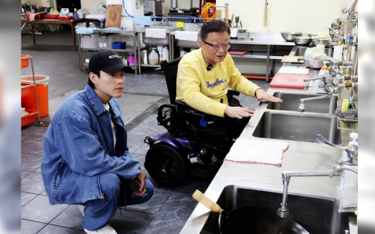 李程彬回憶受傷坐輪椅經歷 體驗身障者環境直呼不易