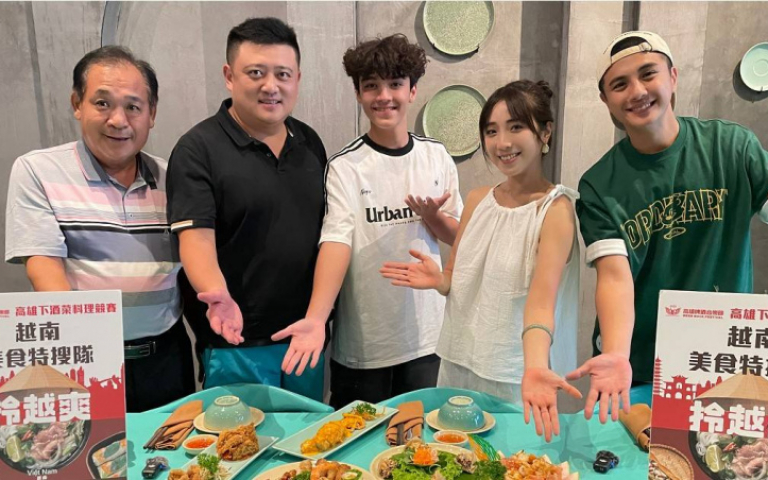 越南女孩當街示愛比愛心　曾子余樂當下酒菜