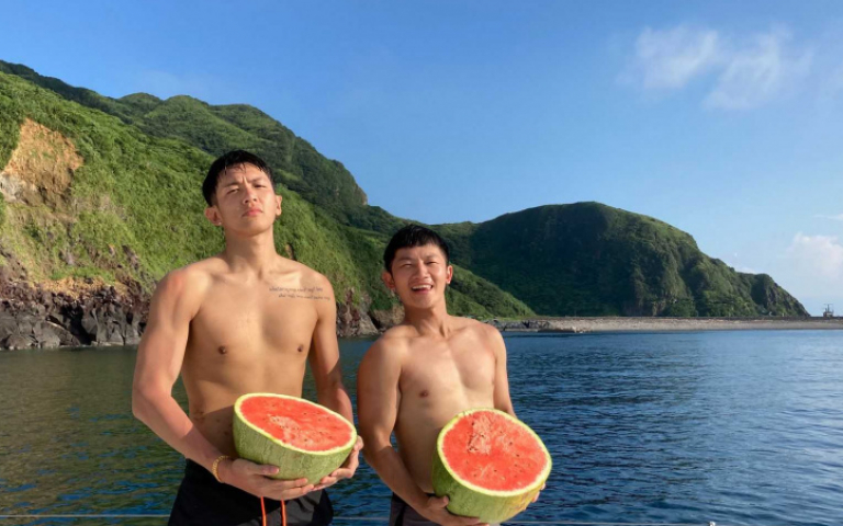 柯震東出海狂遊 裸上半身幻想自己是「水行俠」