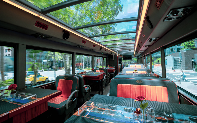 全台首部「五星級餐車」上路　雙層巴士全景車窗、享飯店五星牛排料理