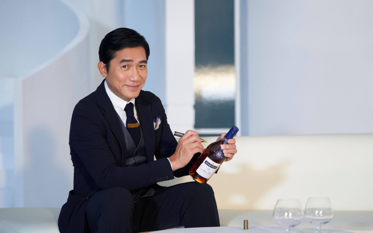 電眼男神來囉!梁朝偉代言酒品牌「馬爹利」,全新包裝新上市