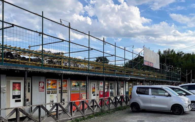 從早餐、熱食到甜點都可以在此解決！擁有上百台自動販賣機的中古輪胎店