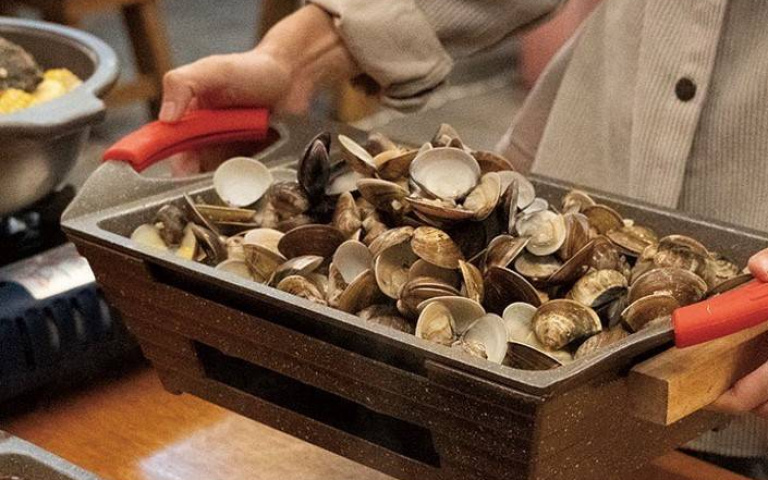 台中超派3斤蛤蜊船豪華上桌！歡慶開幕邊吃邊敲鹽焗台灣鯛！天天敲出最大獎整桌免單！