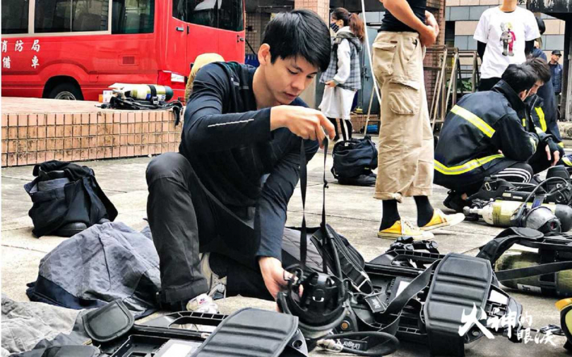 溫昇豪和消防員真人開箱「大」睡一下