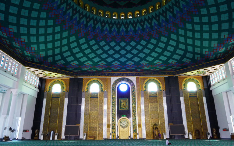 探索東爪哇2／泗水一探清真寺、感受穆斯林文化    穿梭氣味紛陳的香料市集