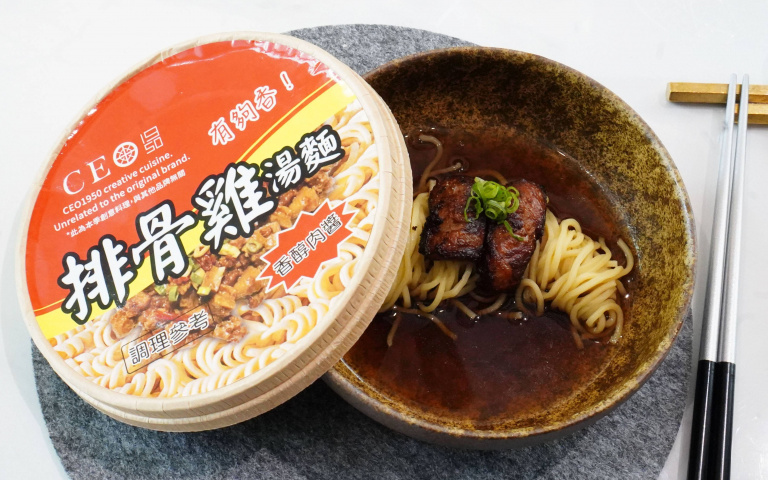 在歷史建築裡吃泡麵？！老宅餐廳變身展場、用主題套餐打造沉浸式體驗